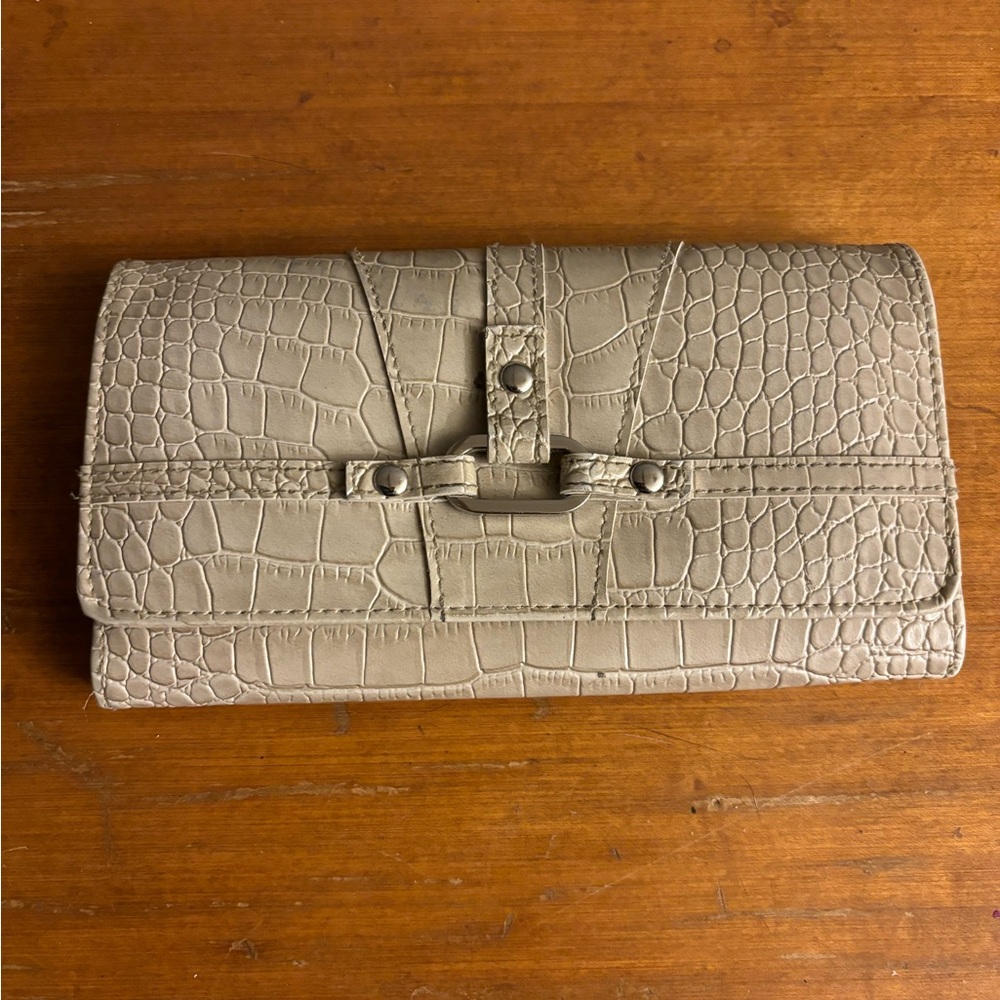 Elegant Beige Crocodile -Embossed Women's Clutch/Wallet